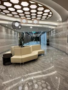 吉隆坡Sentral Luxury Suites KL的大楼内带沙发的大堂