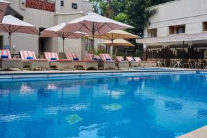 纳库鲁水羚酒店的一个带椅子和遮阳伞的游泳池