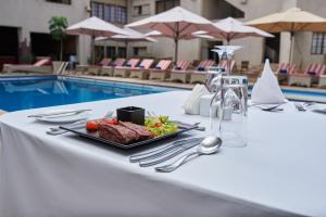 纳库鲁水羚酒店的一张桌子,旁边是一张盘子的食物