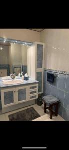 滨海图维列Appartement de standing vue mer 63 m2的一间带水槽和镜子的浴室