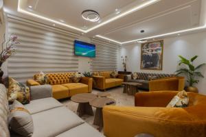 乌季达德斯利拉斯酒店的带沙发和平面电视的客厅