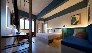 钱皮诺Rome Ciampino Smart Hotel的酒店客房,配有床和沙发