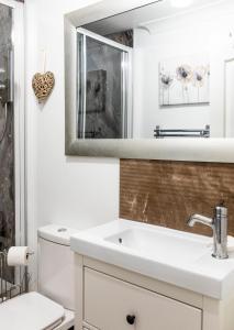 LochwinnochThe Apartment at No.12的白色的浴室设有水槽和镜子