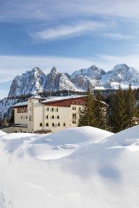 科尔蒂纳丹佩佐B&B Hotel Passo Tre Croci Cortina的一座山地雪地建筑