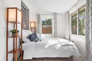 劳德代尔堡Private Fort Lauderdale cottage的一间卧室设有一张床和一个窗口