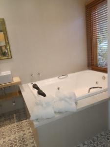蒙特韦尔迪Afha 48的白色浴缸,配有3条毛巾