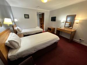 米德尔斯伯勒米德尔斯堡运动住宿酒店的酒店客房,设有两张床和镜子