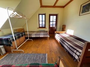 卡缅涅茨-波多利斯基Tisnyi 7 Guest House的阁楼间 - 带2张床和木地板