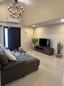 清迈Luxury Thai Escape的带沙发和平面电视的客厅