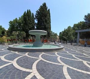 巴库VİVA BOUTIQUE & MIRROR DELUXE HOTEL's BAKU的公园中央的喷泉