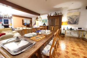昆卡Complejo Rural Victory的客厅配有木桌和椅子