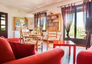 MontsonisCal Martí的客厅配有红色椅子和桌子