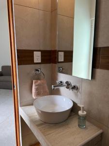 帕丘卡德索托Privada 400的浴室设有白色水槽和镜子