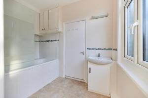 伦敦The Elmington Estate Place - Elegant 1BDR Flat的白色的浴室设有水槽和浴缸。