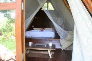 Santa CruzDragon's Garden的帐篷内的卧室,配有一张床