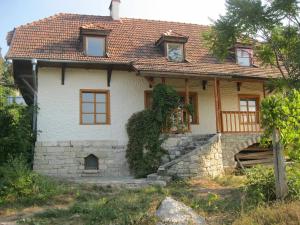 卡缅涅茨-波多利斯基Tisnyi 7 Guest House的一间白色的小房子,有红色的屋顶