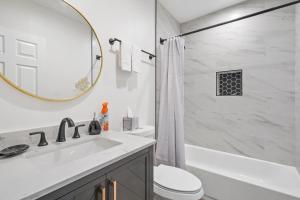 洛杉矶Good Shepard Homestay的浴室配有盥洗盆、卫生间和浴缸。