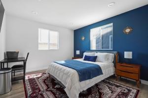 洛杉矶Good Shepard Homestay的蓝色的卧室,配有一张蓝色墙壁的床