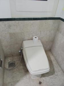 吉隆坡BBS APARTMENT AT TIMES SQUARE KUALA LUMPUR MALAYSIA的浴室里设有卫生间,配有卫生纸