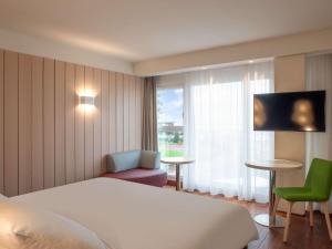 迪耶普迪耶普美居公寓酒店的一间酒店客房,配有一张床和一台电视