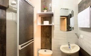乔阿奇Posada RoRi的一间带卫生间和水槽的小浴室