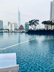 吉隆坡Sentral Luxury Suites KL的市景游泳池