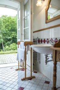 Bartoszyce- Galiny帕拉克加里尼酒店的一间带水槽和窗户的浴室
