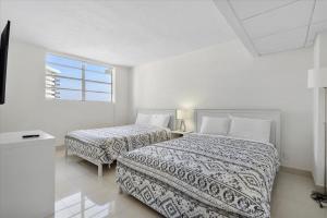 好莱坞Beachfront 2 bedroom at Tides Hollywood 8th floor的白色的客房设有两张床和窗户。