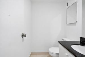 好莱坞Beachfront 2 bedroom at Tides Hollywood 8th floor的白色的浴室设有卫生间和水槽。