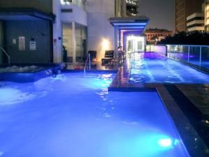 布里斯班Location! Inner City 1B1B Apt w/Pool,Gym, Sauna的大楼内带蓝色灯光的游泳池