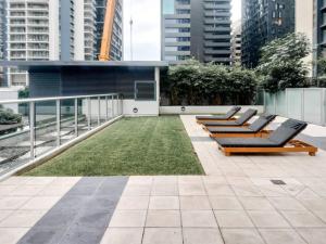 布里斯班Location! Inner City 1B1B Apt w/Pool,Gym, Sauna的阳台的长椅,有楼