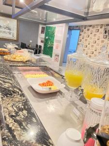 伊瓜苏Itaipu Hotel的柜台,有食物和橙汁