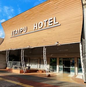 伊瓜苏Itaipu Hotel的大楼前的幸福酒店标志