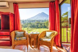 福尔图纳Hotel Lavas Tacotal的山景客房 - 带桌椅