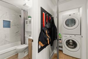 迪凯特New Decatur Bungalow的浴室配有洗衣机、洗衣机和烘干机。