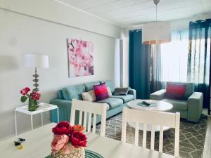 波里Kotimaailma Pori City的客厅配有蓝色的沙发和桌子