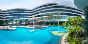 马尼拉马尼拉康莱德酒店的一张带大型游泳池的酒店形象