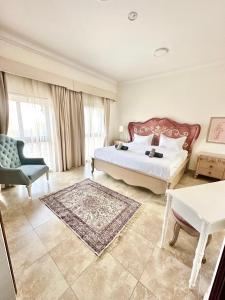 迪拜DARÏ的一间卧室配有一张大床和一把椅子