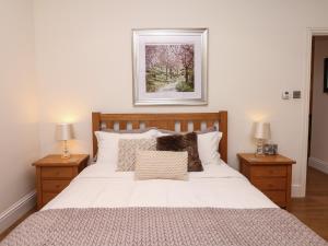 High BickingtonLittle Silver Nugget的一间卧室配有一张带2个床头柜的大型白色床