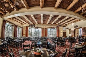 土桑维德·丹戈旅客牧场 的大型用餐室配有桌椅