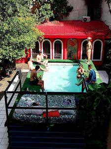 巴拿马城席步罗旅舍的一群人坐在游泳池周围