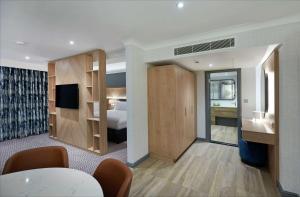 克罗伊登伦敦克罗伊登希尔顿酒店的酒店客房 - 带一间卧室和一张床