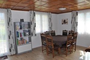 ArthFerienwohnung Sagenmattli的一间带桌椅和书架的用餐室