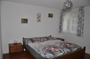 ArthFerienwohnung Sagenmattli的一间卧室设有一张床和一个鲜花窗口