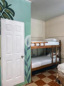 莫约加尔帕Hostal Eden的带两张双层床和一扇门的房间