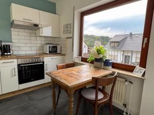 WiltingenHaus Rosenberg的厨房配有木桌和窗户。