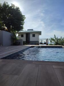 勒卡尔贝VillAnolis Martinique的房屋前的游泳池