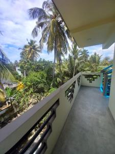 高尔cric villa的享有棕榈树美景的阳台