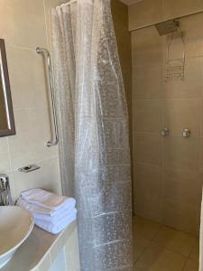 GuadalupeFinca del Rincón的浴室内配有淋浴帘。