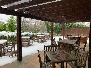 马特洛克The Tavern的雪地中带桌椅的庭院
